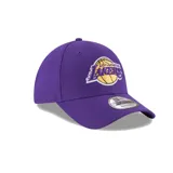 Gorro New Era color violeta con logo bordado de Los Angeles Lakers en el frente.