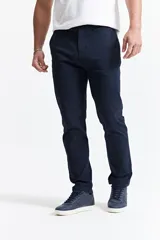 Pantalón chino de hombre color azul marino, confeccionado en gabardina con fit regular. Cuenta con bolsillos, cremallera y logo bordado.