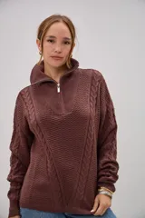 Sweater de punto color marrón chocolate, con cuello alto y cierre frontal parcial. Presenta un diseño con texturas combinadas, incluyendo paneles de punto trenzado en las mangas y el frente, y un tejido de punto texturizado en el centro.