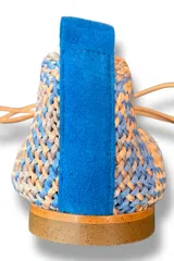 Ballerinas trenzadas en tonos ocre y azul, con diseño de punta cerrada y cordones decorativos en el empeine. Presentan detalles en gamuza azul y suela plana con cuña interna.