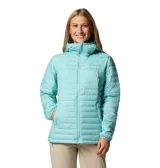 Campera puffer con capucha, color turquesa, con cierre frontal, bolsillos laterales con cierre y puños elásticos. Cuenta con tecnología de aislamiento térmico y tejido resistente a la humedad.