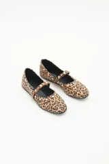 Balerina de cuero con estampado animal print de leopardo, con tira sobre el empeine y remaches de níquel de distintos tamaños. Suela con plantilla acolchonada.