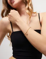 Dije con forma de candado bañado en oro de 18k.