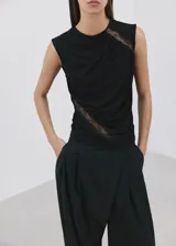 Top negro sin mangas de cuello redondo, con diseño drapeado en el delantero y detalles de encaje en el hombro y lateral.