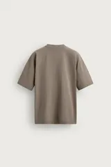 Camiseta boxy fit color verde militar con efecto lavado, confeccionada en tejido compacto de algodón, con cuello redondo y manga corta.