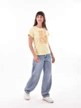 Remera negra de algodón con estampado frontal de la palabra "MERCI" en letras delineadas con colores del arcoíris.