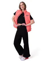 Chaleco acolchado Caterpillar color salmón, con cuello alto, cierre frontal con cremallera y bolsillos laterales con cierre. Cuenta con parche de logo de la marca en el pecho.