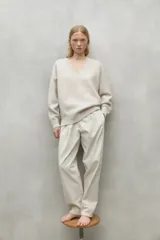 Sweater de punto color marrón topo, con cuello en V y corte holgado.