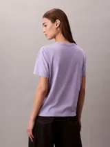 Remera Calvin Klein de manga corta y cuello redondo, color lila, con el logo clásico de la marca en acabado foil en el pecho.