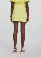 Pollera corta recta color amarillo.