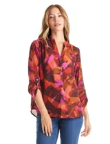 Blusa de gasa con estampado abstracto en tonos marrones, naranjas y fucsias. Presenta cuello mao con escote en V y mangas largas con sistema de ajuste mediante presilla y botón.