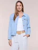 Campera de denim liviano azul, de corte clásico y silueta recta, con cuello camisero, cierre frontal con botones rústicos y bolsillos con solapa en el pecho.