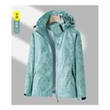 Campera cortaviento impermeable de la marca Uniteduy, color negro con estampado sutil de hojas. Cuenta con capucha, cierre frontal, tres bolsillos externos y uno interno. Es una prenda ultra liviana y transpirable, ideal para actividades al aire libre.