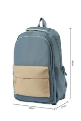 Mochila de color negro con un bolsillo frontal en contraste de color beige. Cuenta con un compartimento principal con cierre de cremallera, bolsillos laterales abiertos y un asa de mano superior.