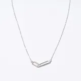 Collar plateado con cadena fina y dos eslabones rectangulares entrelazados. Uno de los eslabones está cubierto de pequeños cristales.