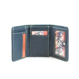 Billetera corta de símil cuero color beige, con cierre a presión y placa metálica decorativa. Cuenta con múltiples compartimentos internos para tarjetas, visor y billetes, además de un compartimento posterior con cierre.