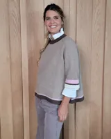 Sweater celeste de lana lambswool con cuello redondo y mangas 3/4.