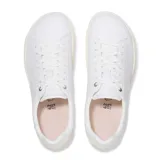 Zapatilla urbana de cuero blanco con cordones al tono, suela de goma color crema y detalle de corcho en el lateral del talón.