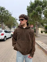 Canguro oversize con efecto lavado desgastado en color marrón, con capucha y diseño gráfico bordado en la espalda.