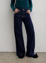 Pantalón de jean negro de corte recto y tiro medio, con cierre frontal de botón y cremallera, y bolsillos laterales y traseros.