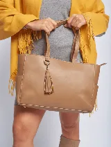 Cartera tipo shopper color negro, de cuero sintético, con doble asa de hombro, cierre superior y doble compartimento interno.