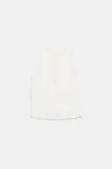 Camisa sin mangas color rosa pálido, con escote en V y volantes que recorren el borde del escote y el centro del delantero.