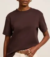 Remera básica de manga corta y cuello redondo, confeccionada en suedine de algodón peruano certificado BCI.