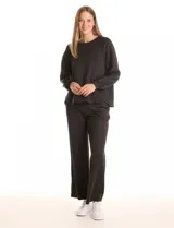 Buzo de corte holgado con sisa raglán y mangas largas con puños ajustados. Presenta un estampado sutil de animal print tono sobre tono y escote redondo a la base.