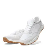 Championes urbanos blancos con detalles en gamuza gris y suela de goma color caramelo.