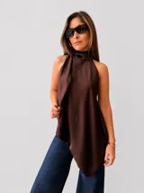 Top halter de satén color marrón, con cuello alto, diseño asimétrico y caída fluida.