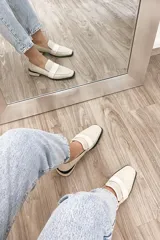 Mocasín color crema con textura símil piel de reptil, capellada, forro y plantilla 100% de cuero.