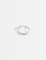 Anillo de acero quirúrgico con diseño de líneas curvas y onduladas, de estilo minimalista y ajustable.