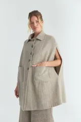 Capa larga color marrón claro con textura tipo tweed, con botones en la parte delantera y bolsillos laterales.