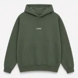 Canguro con capucha de calce oversize, confeccionado en tejido pesado color gris claro. Presenta un bordado minimalista con la palabra 'ASCEND' en la parte superior trasera, puños y ruedo acanalados.