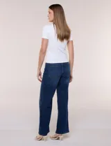 Remera básica blanca de manga corta y cuello redondo, de corte ajustado.