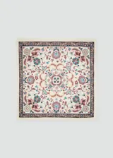 Pañuelo cuadrado de poliéster con diseño estampado floral y bordes ornamentados en tonos beige, bordó y turquesa.