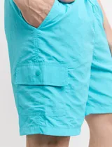 Short de baño verde agua con un bolsillo lateral con solapa y cordón ajustable en la cintura.