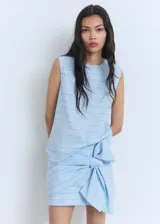 Blusa celeste con rayas horizontales blancas y marrones, cuello redondo y sin mangas.