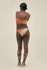 Top de bikini cruzado con escote en V y breteles regulables, confeccionado en tela suave de lurex con degradado de color que va del naranja al beige.