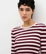 Blusa cropped Blue Steel de manga larga y cuello redondo, confeccionada en ribana con diseño a rayas horizontales en tonos bordó y rosado.