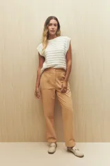 Pantalón negro de algodón, de tiro alto y corte recto, con bolsillos delanteros amplios con botones.