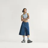 Shorts de denim estilo bermuda extragrande, de tiro alto y diseño holgado, con las clásicas franjas laterales de la marca.
