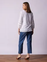 Blusa blanca con bordado calado tipo broderie, de mangas largas abullonadas.