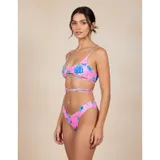 Bikini de dos piezas con estampado floral y de mariposas en tonos fucsia y azul. El top es de estilo deportivo con tiras cruzadas en la cintura, y la bombacha es de corte cavado tipo tanga.