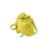 Cartera tipo morral y bandolera verde lima de símil cuero graneado, con diseño tipo saco fruncido con cordones ajustables y correa regulable.