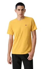 Remera de algodón color amarillo con cuello redondo, mangas cortas y logo pequeño de Levi's bordado en el pecho.