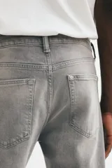 Jean de corte ajustado en denim de algodón con elastano, color gris con efecto deslavado y diseño clásico de cinco bolsillos.