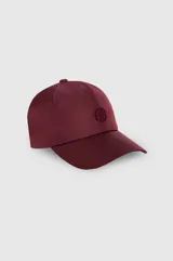 Gorra de nylon bordó con visera curva y logo bordado tono sobre tono en el frente.