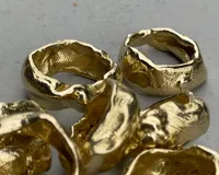 Anillo plateado de bronce, alpaca y plata 925, con forma irregular y textura rústica.