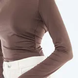 Camiseta de manga larga color marrón, con cuello redondo y diseño ajustado al cuerpo.
